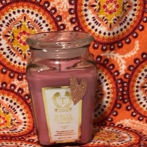 Candle white flower scented. 18oz/485g. Pink